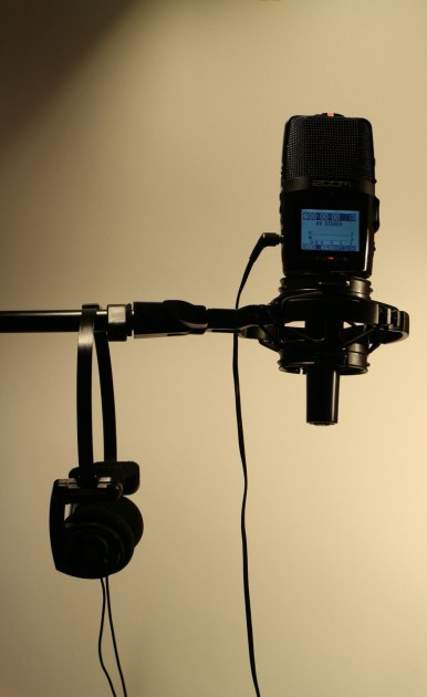 Zoom H2n -digi-äänityslaite mikrofonitelineessä.
